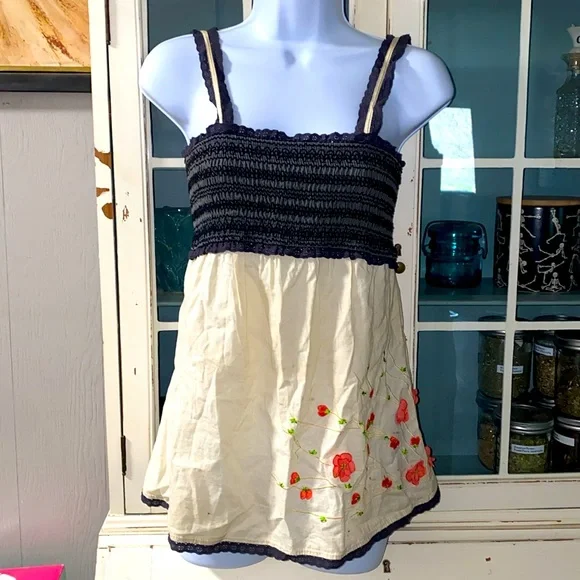 Twenty one top. Size small. Tank top. Super cute flower details. - Picture 6 of 7